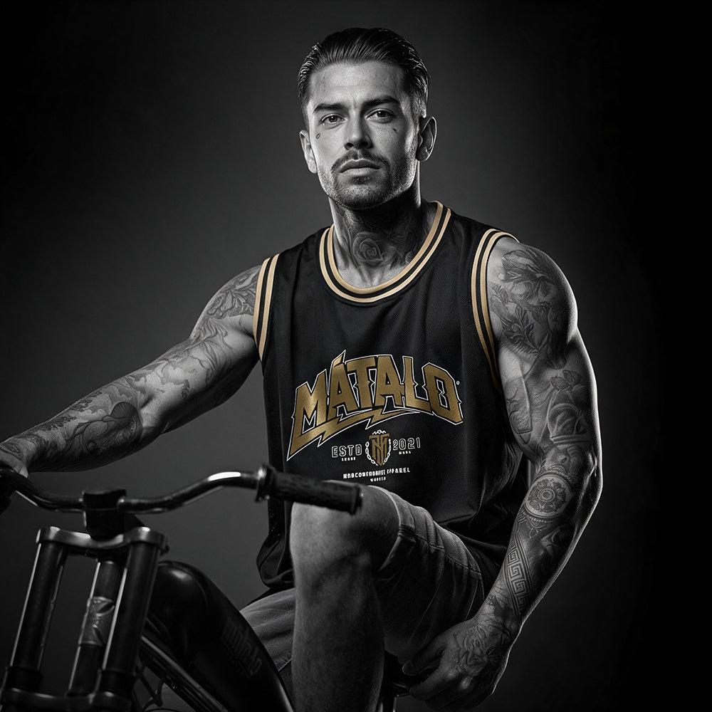 Camiseta Basket Metal negra con acabado en oro