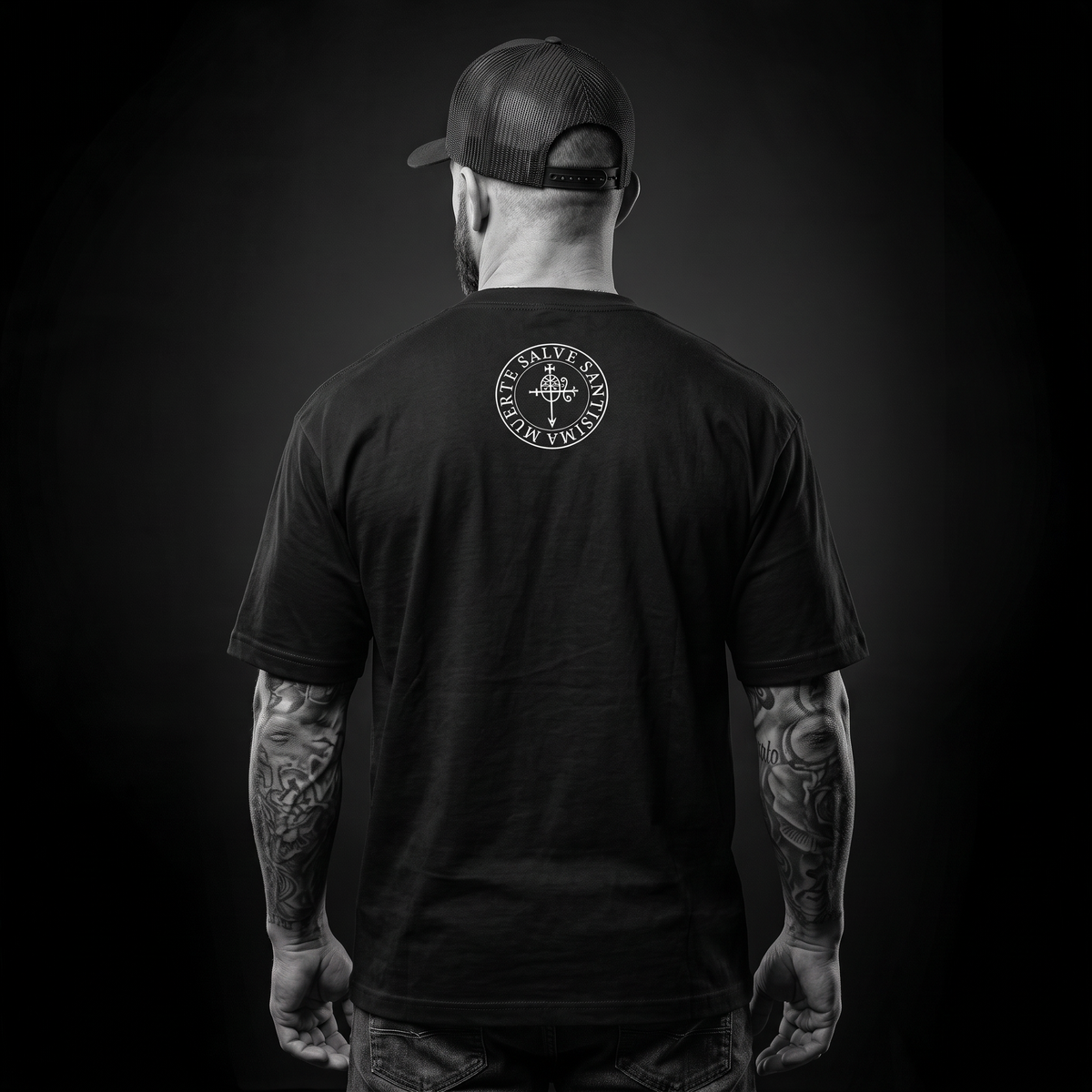 Modelo con la camiseta oversize Santa Muerte Limited Gold en negro, espalda