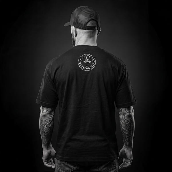 Modelo con la camiseta oversize Santa Muerte Limited Gold en negro, espalda