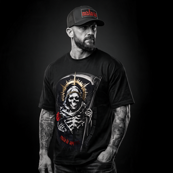 Modelo con la camiseta oversize Santa Muerte Limited Gold en negro, frontal