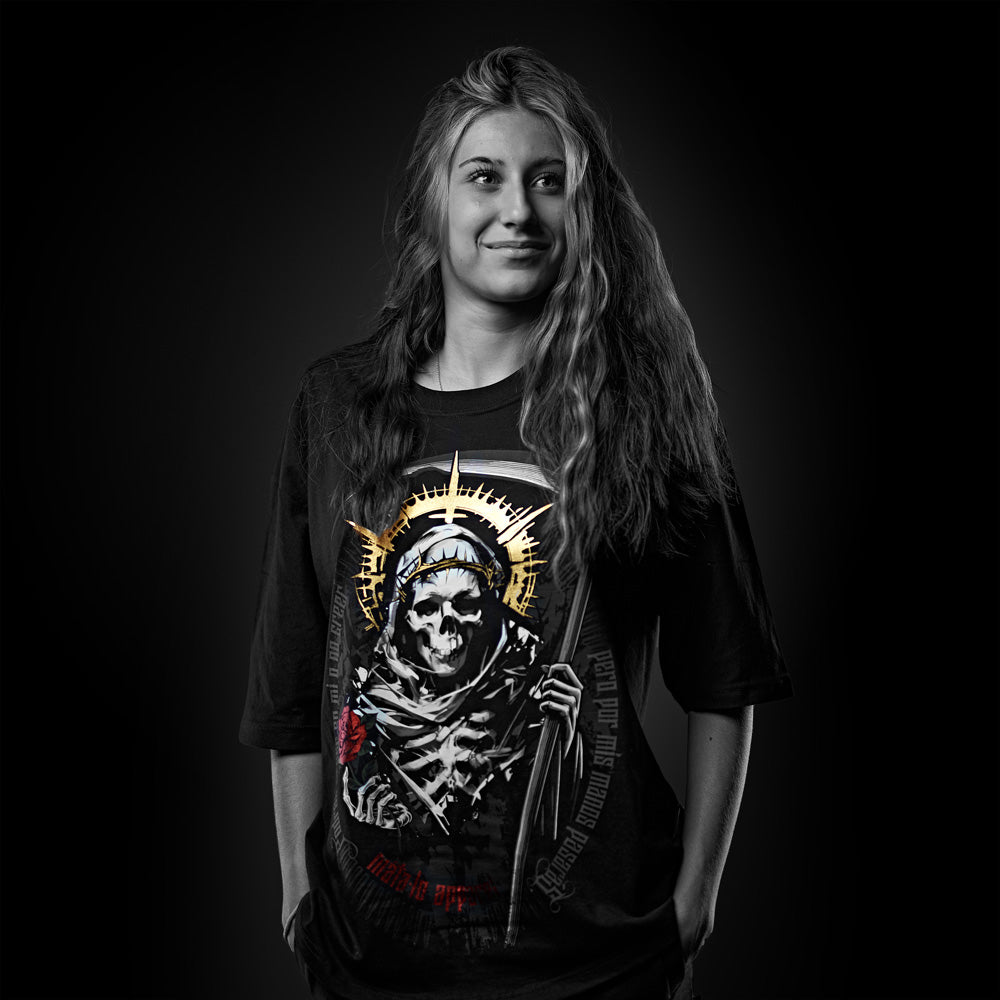 Modelo con la camiseta oversize Santa Muerte Limited Gold en negro